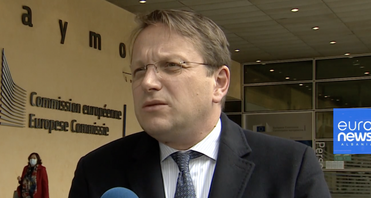 Varhelyi: Η Αλβανία «θα μπορούσε να ξεκινήσει» ενταξιακές συνομιλίες χωρίς τη Βόρεια Μακεδονία