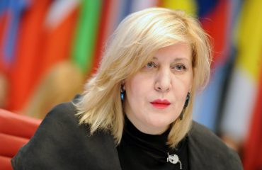 Η Ευρωπαία Επίτροπος για τα ανθρώπινα δικαιώματα προειδοποιεί για την ελευθερία των ΜΜΕ στη Σλοβενία