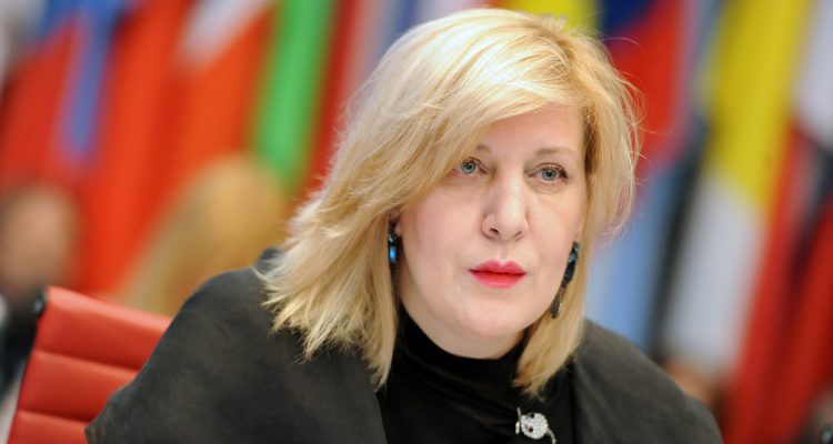 Η Ευρωπαία Επίτροπος για τα ανθρώπινα δικαιώματα προειδοποιεί για την ελευθερία των ΜΜΕ στη Σλοβενία