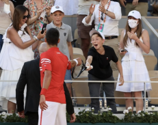 Τη ρακέτα του χάρισε σε οπαδό ο Djokovic μετά τη νίκη του στον ελληνοσερβικό τελικό του Roland Garros