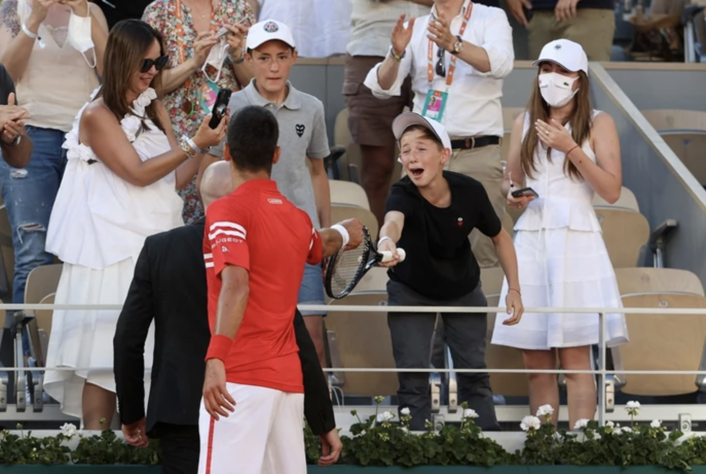 Τη ρακέτα του χάρισε σε οπαδό ο Djokovic μετά τη νίκη του στον ελληνοσερβικό τελικό του Roland Garros