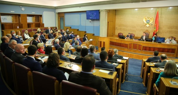 Μαυροβούνιο: Το Κοινοβούλιο υιοθέτησε δύο επίμαχα σημεία, αμφισβητείται η υποστήριξη του DF προς την κυβέρνηση