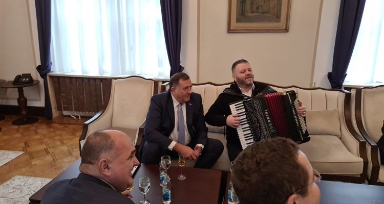 Β-E: Ο Dodik συνεχίζει να εξευτελίζει το θεσμό της Προεδρίας