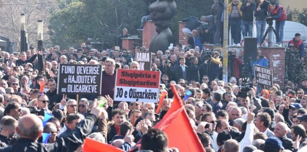 Opozicija u Albaniji održala još jedan skup protiv vlade pred parlamentom