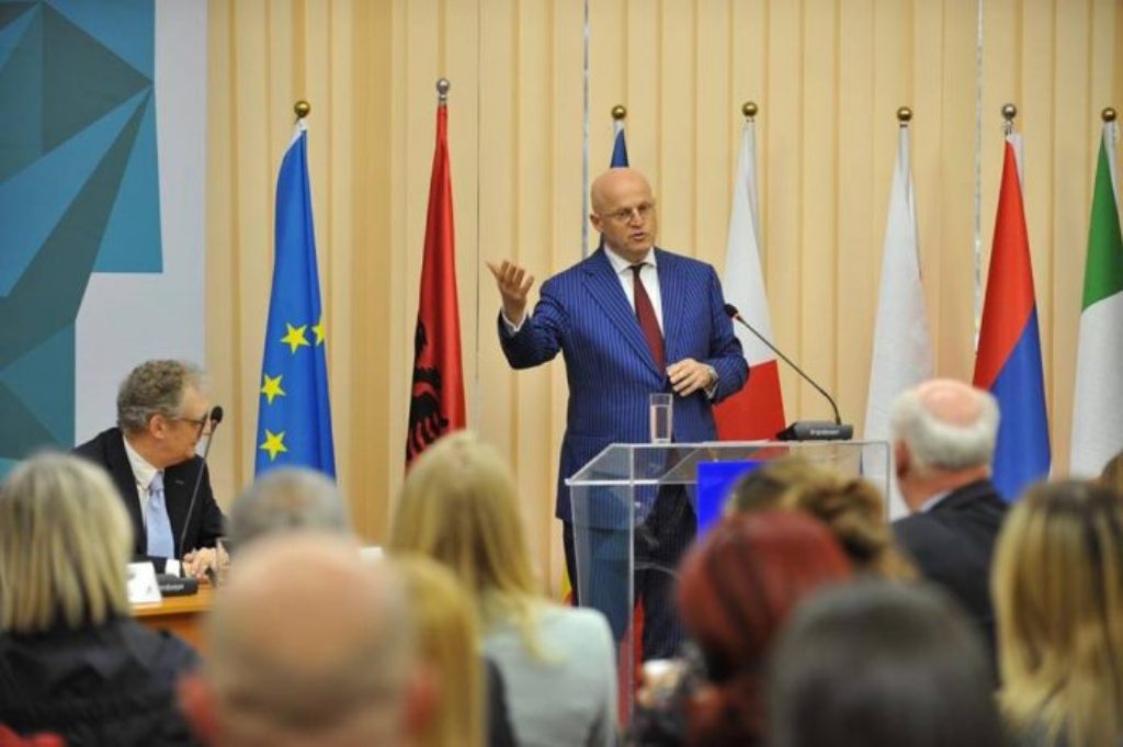 Holandski ministar kaže da je Albanija na pravom putu