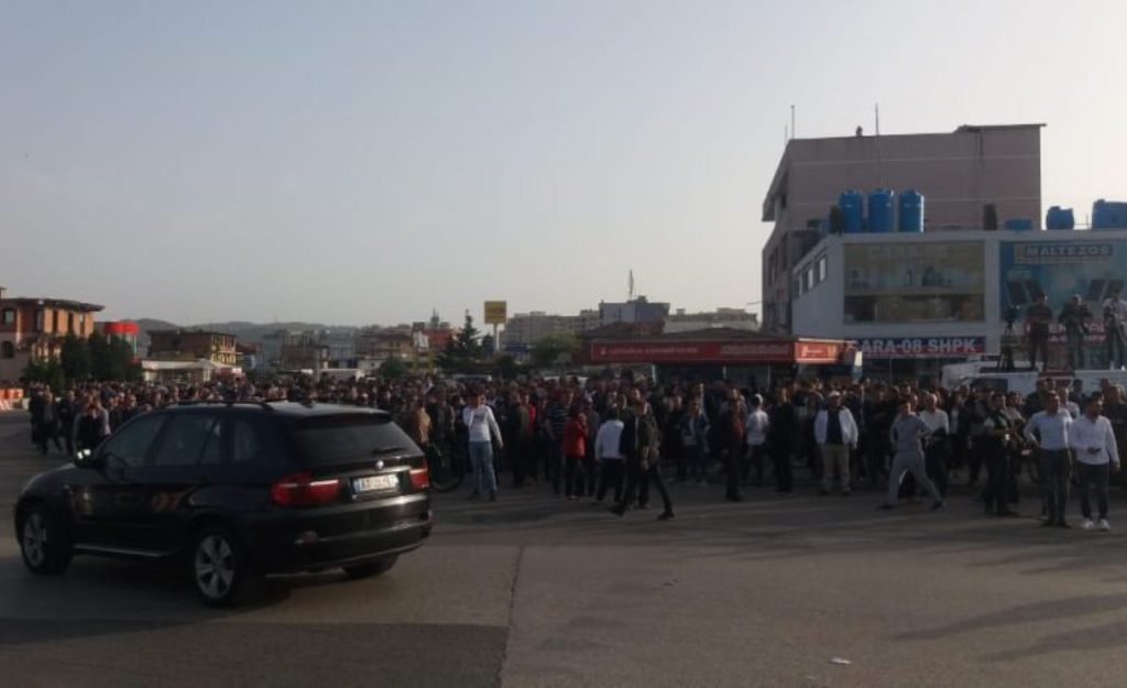 Mnogi putevi su bili blokirani dok opozicija u Albaniji zahteva od vlade da odstupi