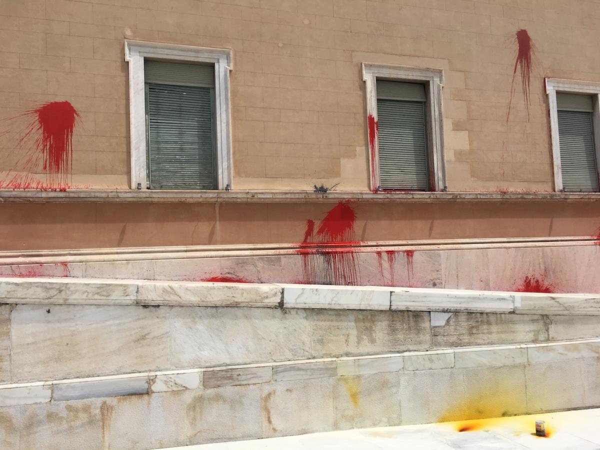 Grčke političke partije osuđuju vandalizam na zgradu Parlamenta