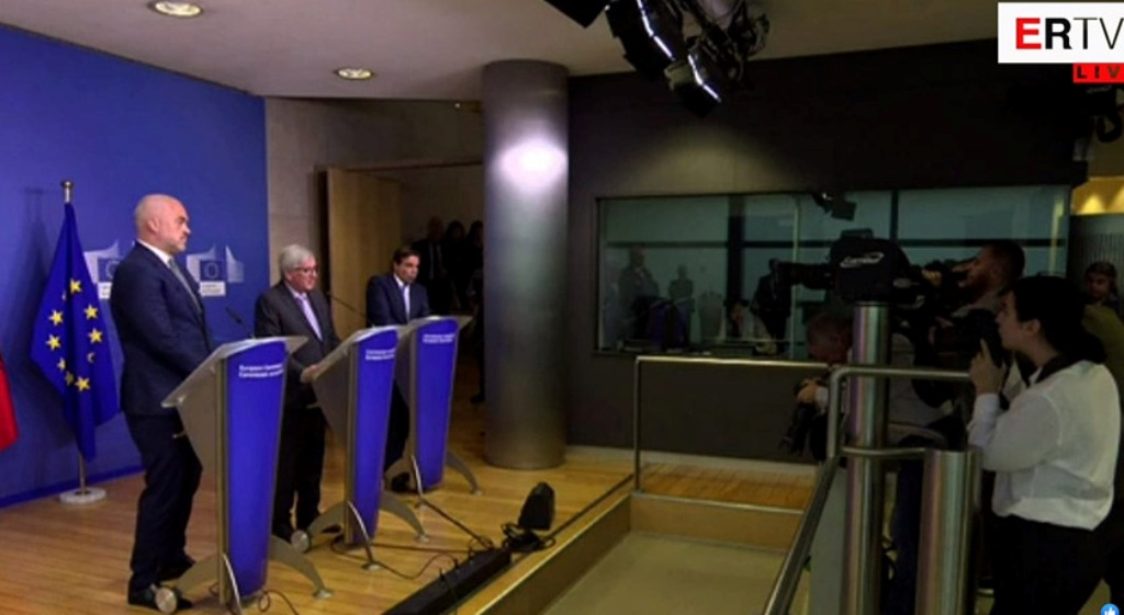 Junker kaže da se albanski izbori moraju održati