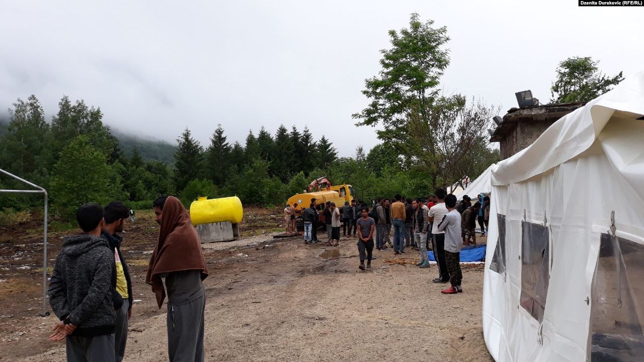 Migrantski kamp Vučijak zatvoren, migrant premešteni blizu Sarajeva