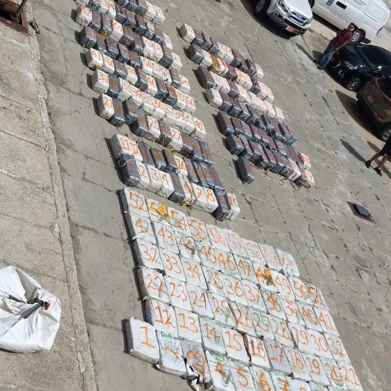 Državljani Crne Gore uhapšeni sa pet tona kokaina