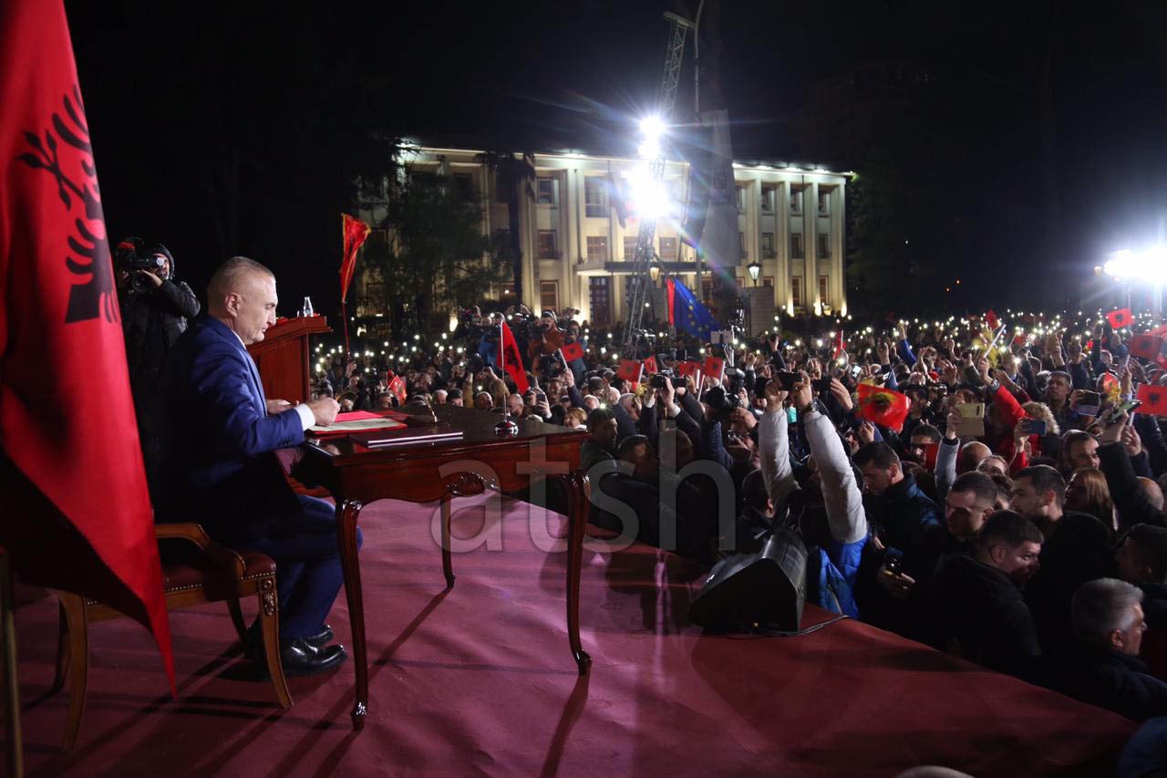 Albanija: Meta pred hiljadama demonstranata potpisao dekret protiv Ustavnog suda