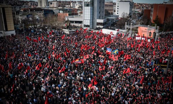 Kosovo: Građani na tri odvojena skupa traže nove izbore