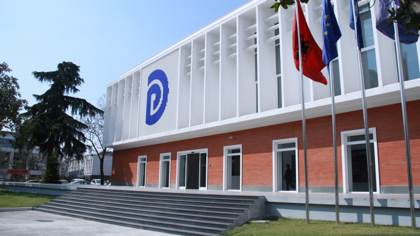 Albanija: Demokratska partija traži istragu o 17 ugovora koje su potpisala razna ministarstva