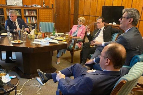 Rumunija: Premijer i četvero ministara kažnjeni zbog pušenja i nenošenja maske