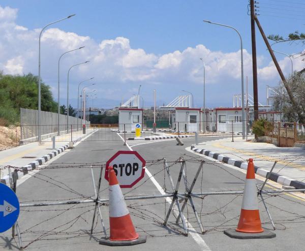 Kipar: Prelazi otvoreni, testovi nasumični
