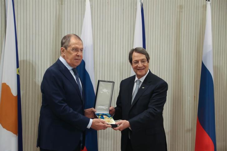 Kipar: Predsednik Anastasiades dodelio Lavrovu medalju Velikog krsta reda Makariosa III
