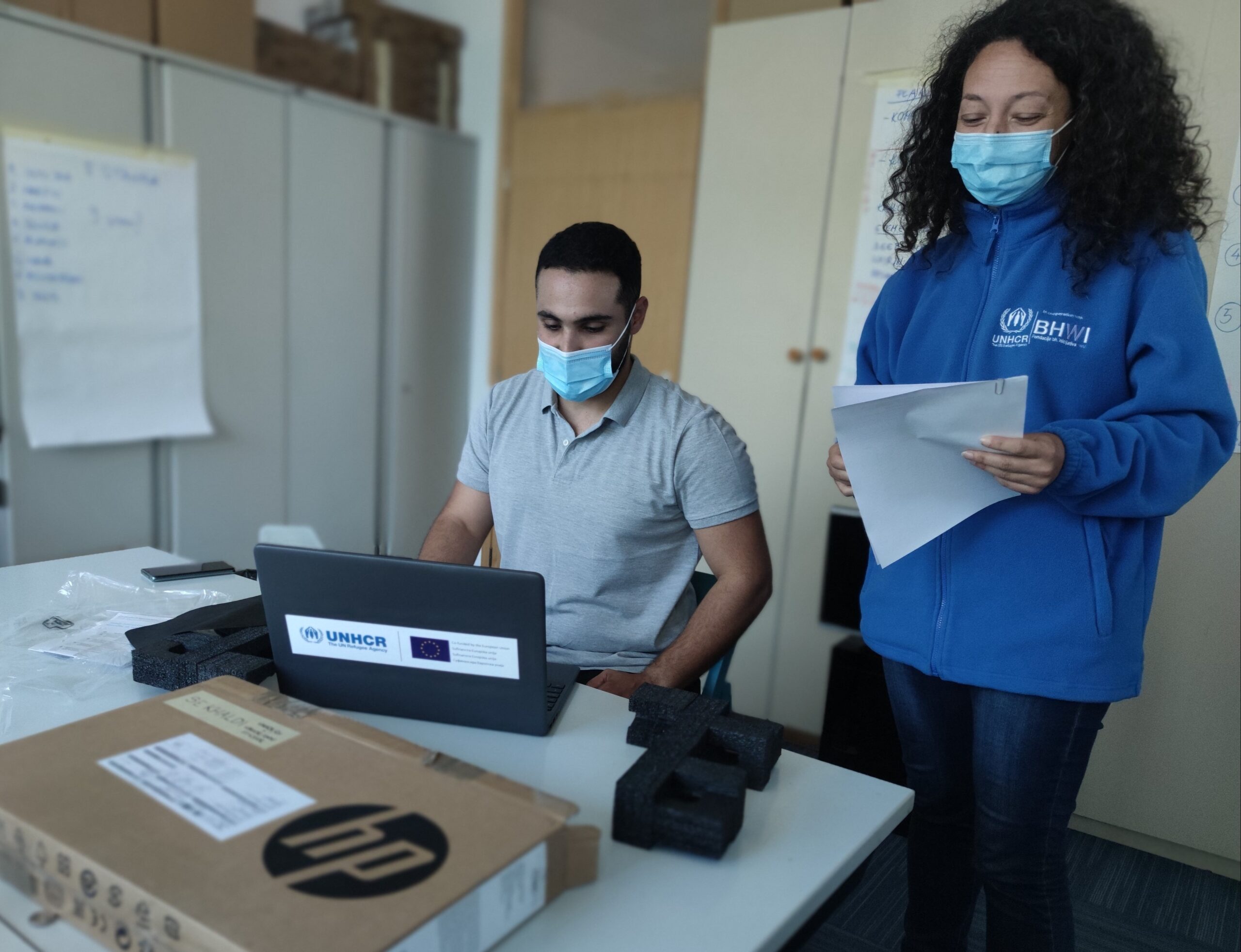 BiH: UNHCR donirao opremu učenicima i mladim izbeglicama i tražiteljima azila