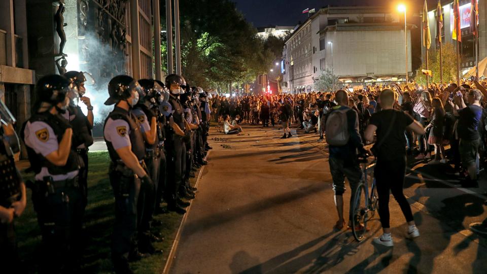 Slovenija: Policija razbila demonstracije protiv pooštravanja mera COVID-19