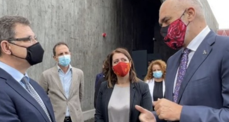 Šef kompanije Pfizer posetio Albaniju i pregledao uslove skladištenja vakcine