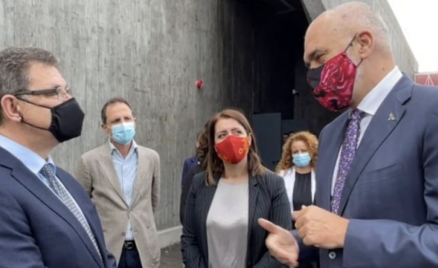 Šef kompanije Pfizer posetio Albaniju i pregledao uslove skladištenja vakcine
